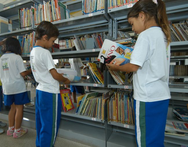 criancas-consultando-livro-na-biblioteca