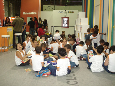 Alunos da Escola Sérvulo de Lima, do Rio: leitura e descontração