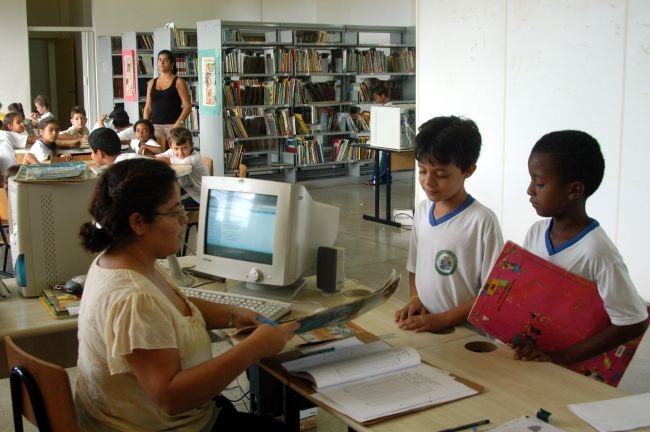 criancas na biblioteca da escola
