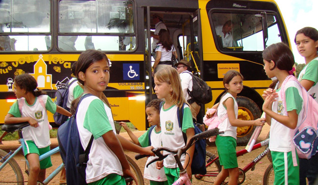 Crianças entrando no ônibus escolar.