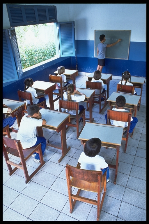 crianças em sala de aula