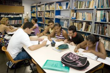 Jovens e adultos, desde as classes de alfabetização até o terceiro ano do ensino médio, receberão livros didáticos para o período 2013-2014 (foto: arquivo MEC – 19/3/09)