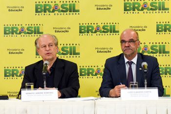 O ministro Renato Janine e o secretário-executivo do MEC, Luiz Cláudio Costa, apresentam o balanço do Fies