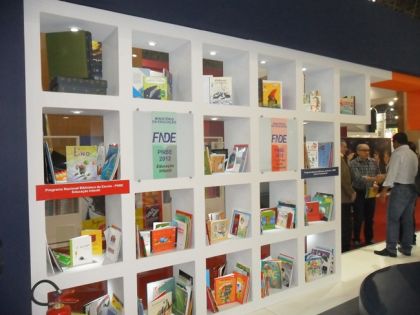 Autores divertem crianças e adultos no estande do FNDE na Bienal