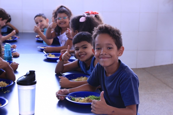 Programa Nacional de Alimentação Escolar auxilia no desenvolvimento de alunos em escola de Goiás