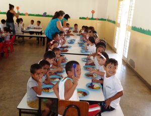 Pequenos alunos recebem alimentação saudável e nutritiva em Trindade-GO