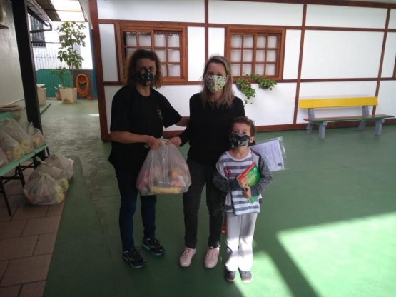 Estudantes da rede pública de Nova Petrópolis/RS recebem kits da alimentação escolar
