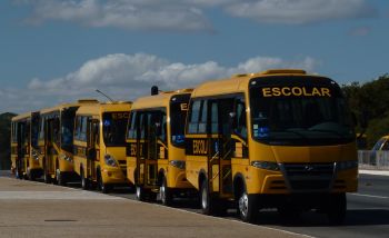 Dilma entrega 19 ônibus que atenderão alunos de 13 municípios mineiros