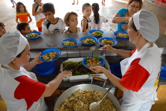 FNDE lança guia de alimentação escolar para estudantes com restrições alimentares