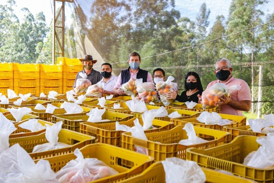 Mais de 3 mil estudantes de Itararé/SP recebem kits da alimentação escolar