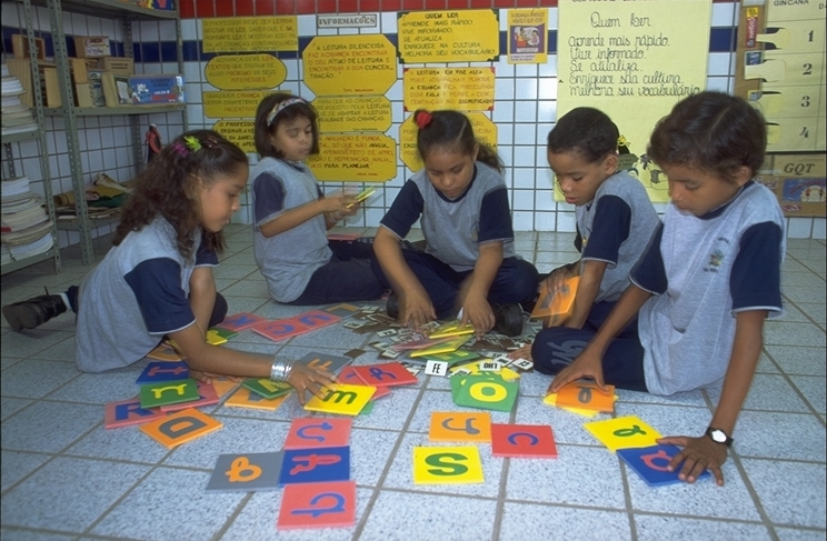 Crianças brincando com letras