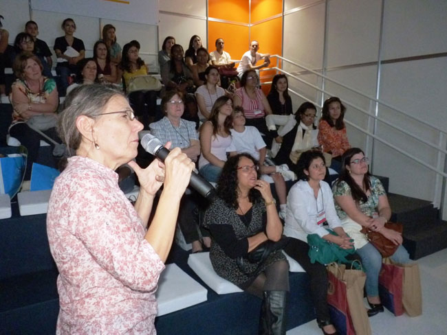 Plateia sentada em auditório participando de um debate com Eva Furnari 
