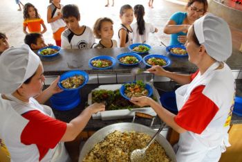 Disponíveis parcelas da alimentação e do transporte escolar