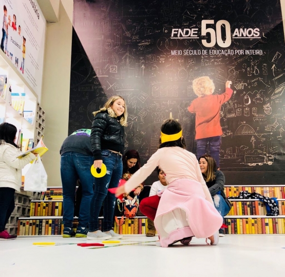 Estande homenageia os 50 anos do FNDE na Bienal do Livro de São Paulo