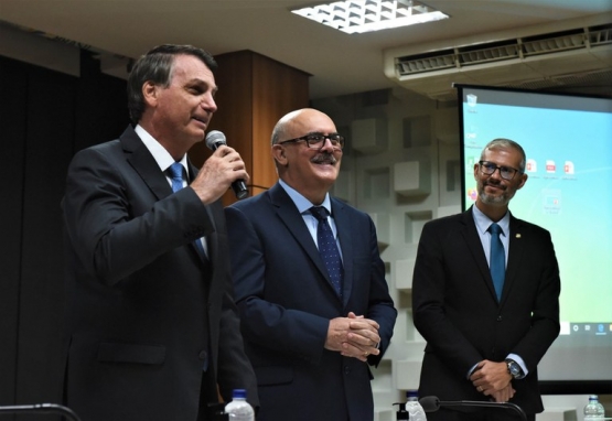Com a presença de Bolsonaro, MEC apresenta a prefeituras ações para 2021